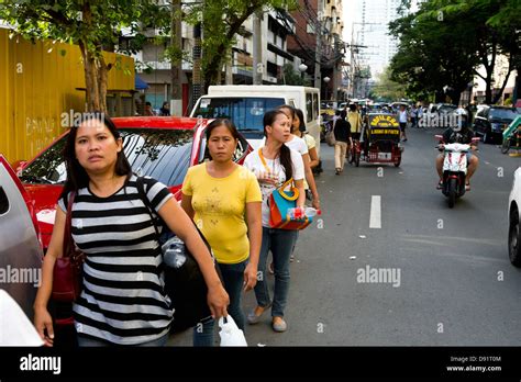 Exploring Filipina Women On The Streets Of Manila .